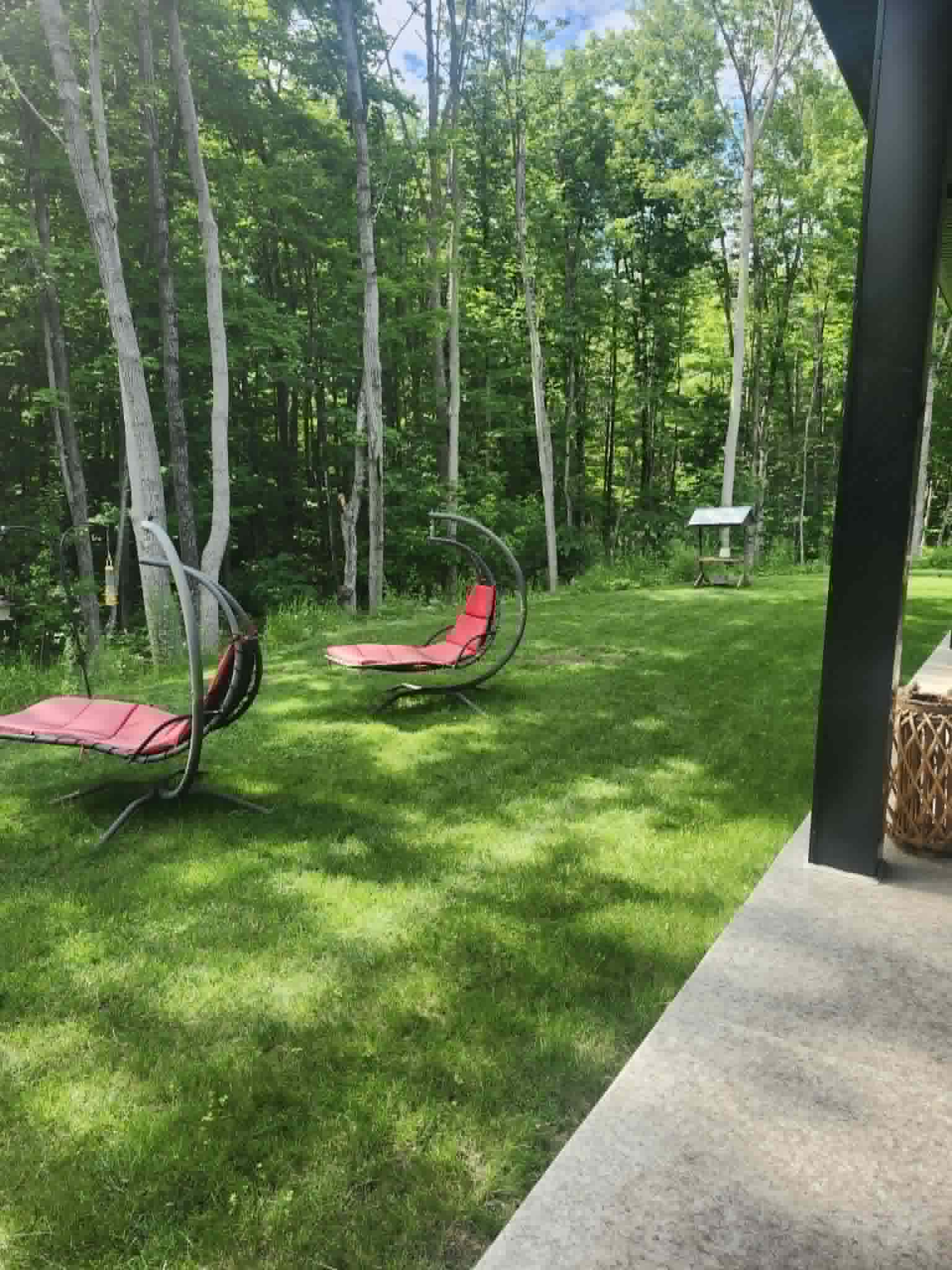 Pelouse verdoyante avec chaises longues — Jean Gauthier